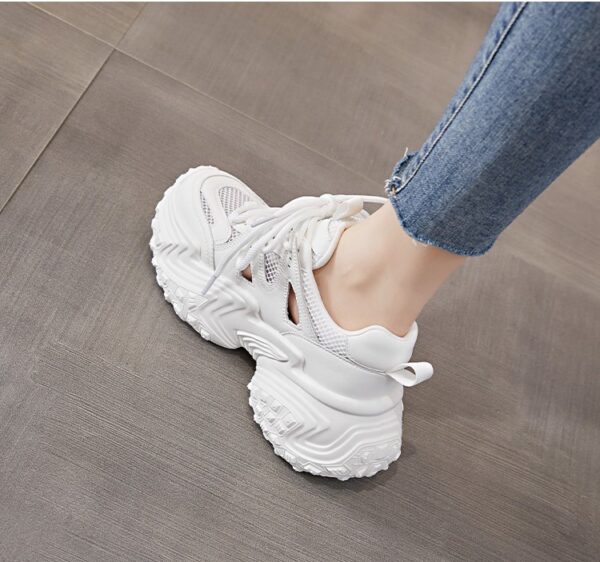 Sandales Baotou Pour Femmes,Nouvelles D'été,À Plateforme,Respirantes Avec Motifs Ajourés,Style "Daddy Shoes",Couleur Argent,Option Blanc – Image 3